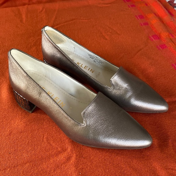 Anne Klein metallic taupe leather 1.5” heels. Worn once. EUC. - Picture 1 of 10